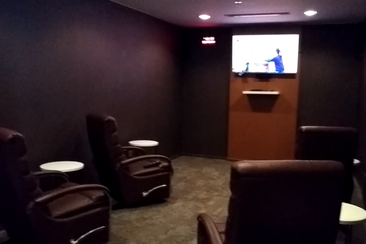 Mini Theatre di Garuda Indonesia Lounge.