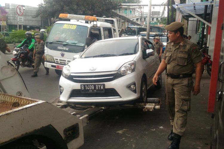 Sebuqh mobil terjaring operasi BTT di Otista Raya, Kamis (5/4/2018)