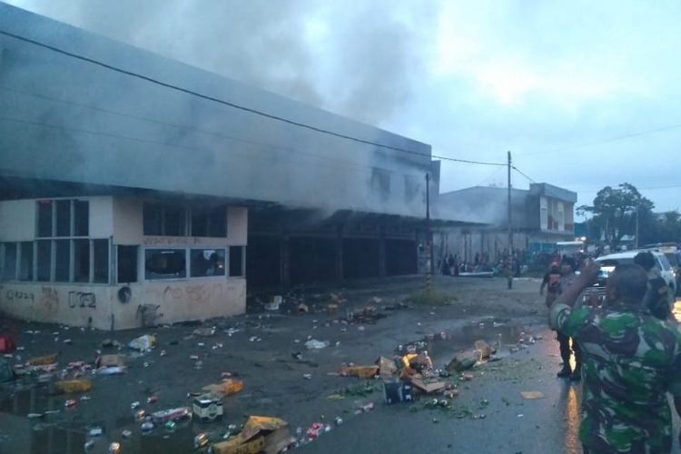 Aparat kepolisian tengah mengatasi situasi usai aksi anarkis warga yang mengobrak abrik toko miras lalu membakarnya