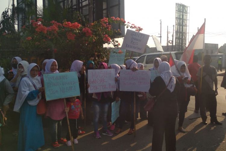 Sejumlah orang yang tergabung dalam Dewan Kesehatan Rakyat (DKR) bersiap di Jalan Juanda Depok, Rabu (12/9/2018), untuk melakukan long march ke Istana Negara di Jakarta
