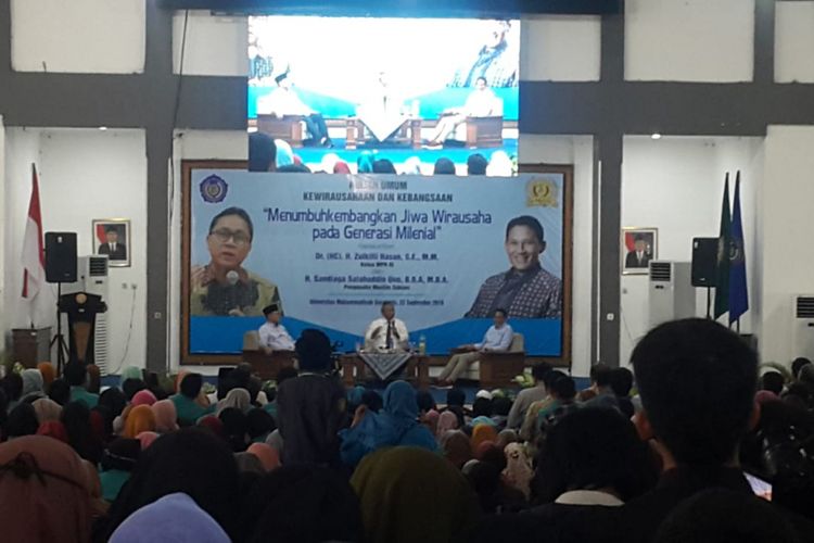Cawapres Sandiaga Uno bersama Ketua MPR, Zulkifli Hasan menjadi nara sumber kuliah umum bertemakan Menumbuhkembangkan Jiwa Wirausaha pada Generasi Milenial di Kampus II Universitas Muhammadiyah Surakarta, Sabtu ( 22 / 9 / 2018). 