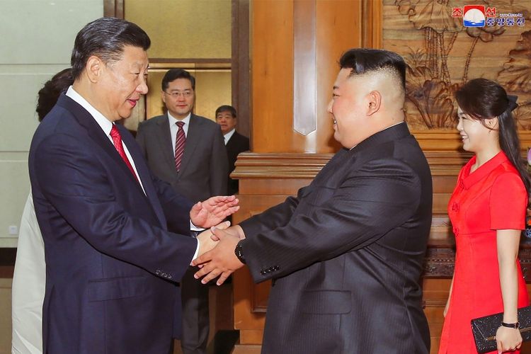 Foto yang dirilis kantor berita Korea Utara, KCNA, bertanggal 20 Juni 2018, menunjukkan Presiden China Xi Jinping (kiri) yang bersalaman dengan Pemimpin Korea Utara Kim Jong Un.