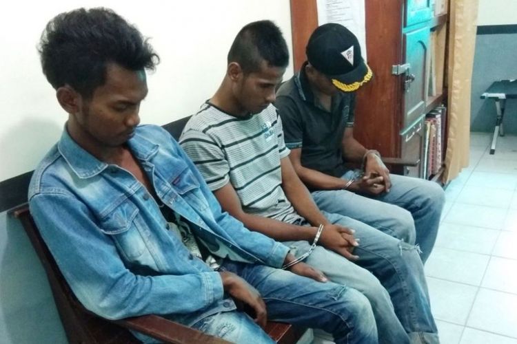 Tiga tersangka kasus ganja duduk tertunduk di ruang pemeriksaan unit narkoba Polres Aceh Utara, Aceh, Rabu (23/5/2018).