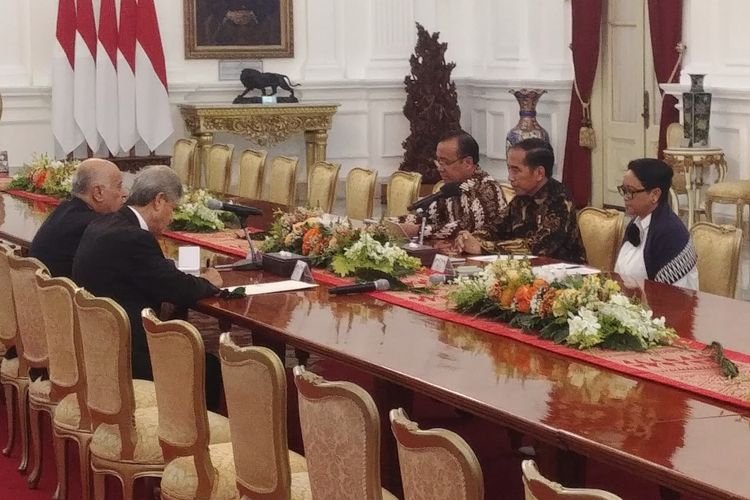 Presiden Joko Widodo menerima kunjungan Ketua Komite Olimpiade Palestina Jibril Al Rajoub, di Istana Merdeka, Jakarta, Selasa (21/8/2018).