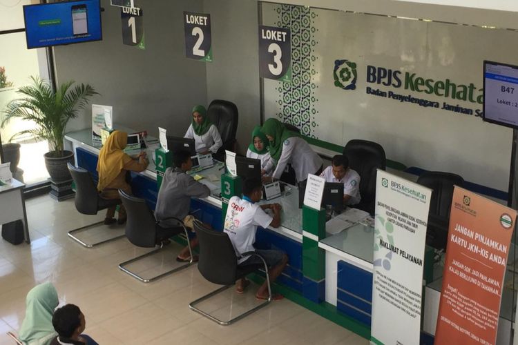 Kantor BPJS Kesehatan Pamekasan ramai dikunjungi warga. BPJS Kesehatan diklaim memiliki utang ke RSUD Pamekasan sebesar Rp 8 miliar. 