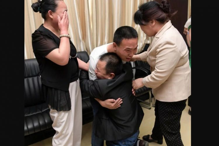 Li Lei (tengah) yang hilang selama 24 tahun akhirnya dapat berkumpul kembali dengan kedua orangtua kandungnya.