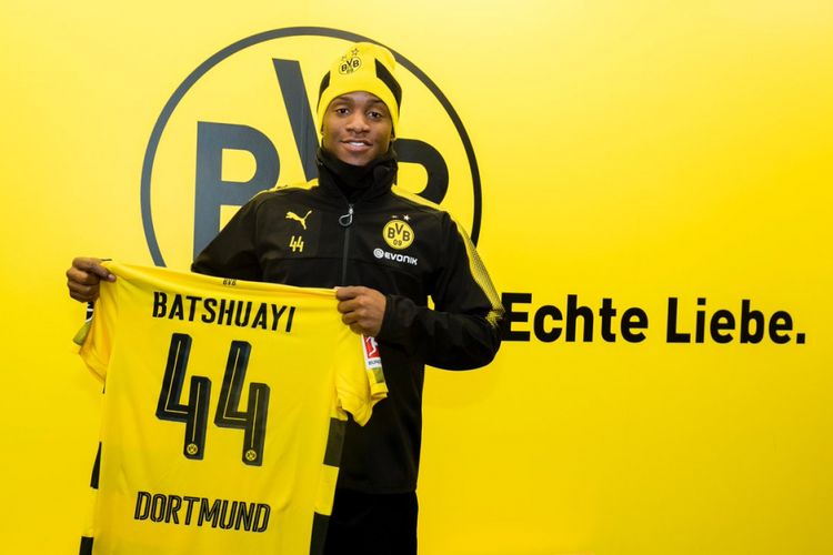 Michy Batshuayi ketika diperkenalkan sebagai pemain baru Borussia Dortmund setelah resmi dipinjam dari Chelsea, Rabu (31/1/2018).