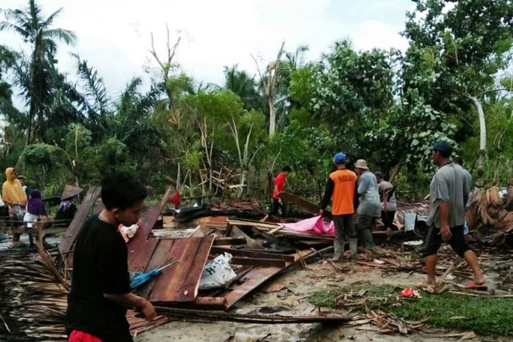 Warga mengumpulkan barang-barang yang masih bisa digunakan sesaat setelah puting beliung menghancurkan rumah mereka di Desa Matang Sijuek Timu, Kecamatan Baktiya Barat, Kabupaten Aceh Utara, Sabtu (25/11/2017)
