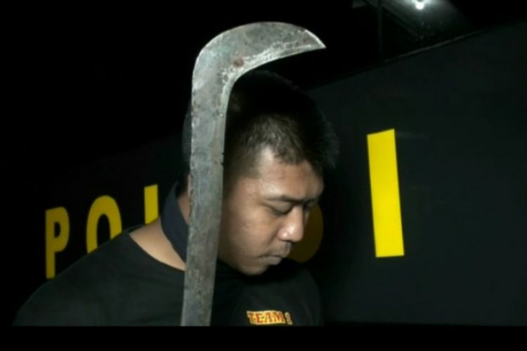 Polisi temukan sebilah samurai saat geledah seorang pemuda di warung miras Jatinegara, Jakarta Timur, Selasa (1/1/2019) malam