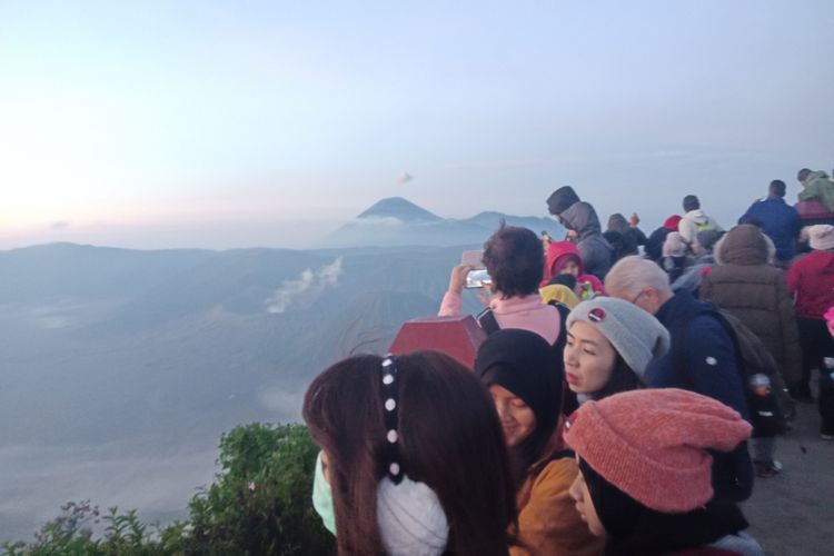 Ramainya wisatawan menyaksikan momen matahari terbit di Kawasan Bromo Tengger, Puncak Pananjakan, di Desa Wonokitri, Kecamatan Tosari, Kabupaten Pasuruan, Jawa Timur, saat dini hari sebelum matahari terbit, Sabtu (21/4/2018).