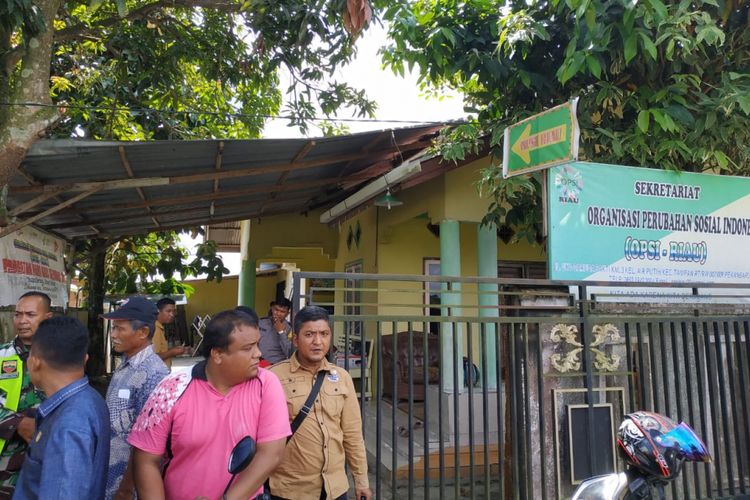 Sejumlah aparat mengamankan kawasan sekretariat OPSI Riau setelah digeruduk warga Jalan Uka, Kecamatan Tampan, Pekanbaru, Riau, terkait adanya dugaan aksi LGBT, Selasa (15/1/2019).