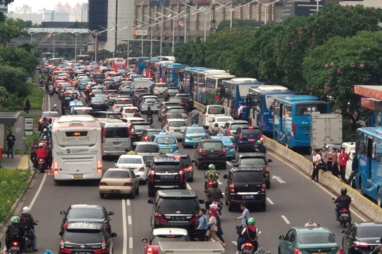 Macet di Senayan imbas aksi unjuk rasa di depan kantor Bawaslu RI, Jumat (10/5/2019).