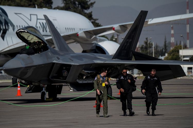 Jet tempur siluman F-22 Raptor milik Angkatan Udara AS saat dipamerkan di ajang Festival Udara dan Luar Angkasa Internasional di Santiago, April 2018.