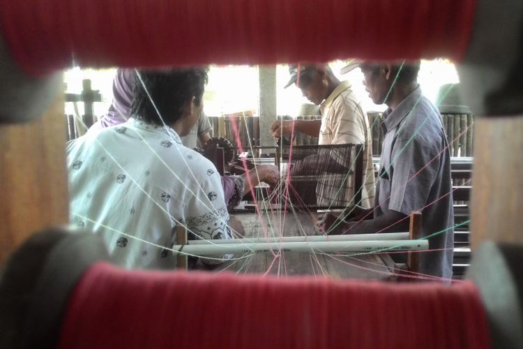 Perajin kain tenun lurik di Desa Banguncipto ini selalu banjir pesanan, apalagi sejak kebijakan wajib mengenakan pakaian tradisional sekali dalam 35 hari, tepatnya jatuh di hari Kamis Pahing.