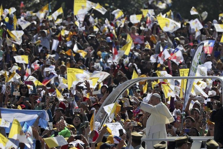 Paus Fransiskus tiba di OHiggins Park di Santiago, Chile, Selasa (16/1/2018). (AP Photo)