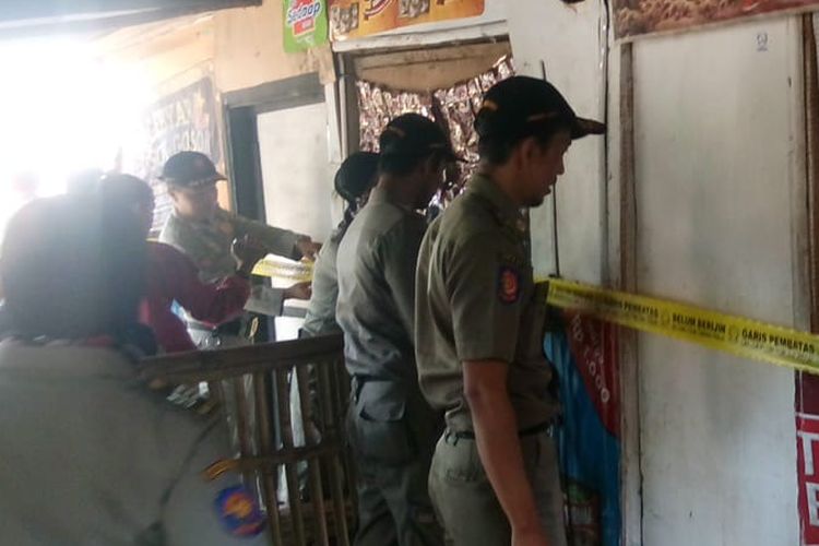 SEGEL--Tim Satpol PP Kabupaten Madiun menyegel 48 warung yang menyediakan jasa prostitusi di Desa Pajaran, Kecamatan Saradan, Kabupaten Madiun, Selasa (14/5/2019).