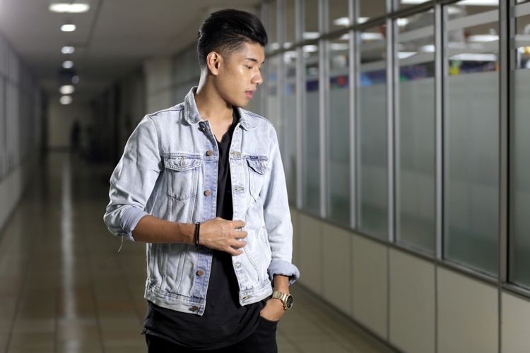 Penyanyi Aziz Hayat, dikenal dengan nama panggung Jaz berpose saat mengunjungi kantor redaksi Kompas.com, Jakarta, Jumat (9/6/2017). Ia tengah mempromosikan single ke-2 berjudul Kasmaran.