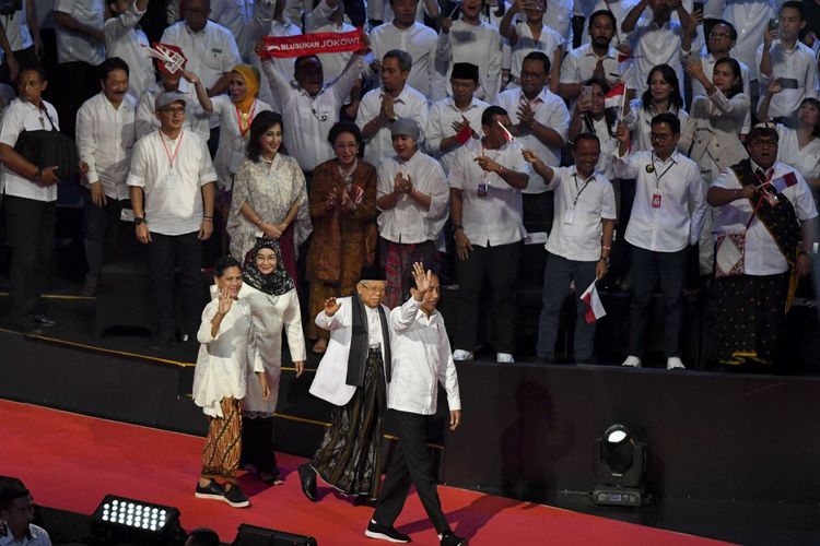 Presiden dan Wakil Presiden terpilih Joko Widodo (kanan) dan KH Maruf Amin (kedua kanan) bersama Ibu Irianan Joko Widodo (kiri) dan Ibu Wury Estu Handayani (kedua kiri) menyapa para hadirin sebelum memberikan pidato pada Visi Indonesia di Sentul International Convention Center, Bogor, Jawa Barat, Minggu (14/7/2019). 