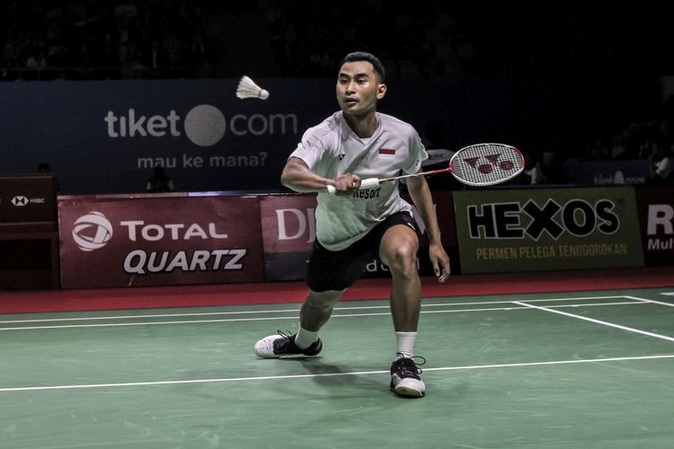 Pebulu tangkis Indonesia Tommy Sugiarto mengembalikan kok ke arah pebulu tangkis Thailand Khosit Phetpradab pada Turnamen Bulu Tangkis Blibli Indonesian Open 2018 di Istora Senayan, Jakarta, Rabu (4/7/2018). Pada pertandingan tersebut Tommy menang dengan skor 20-22, 21-10 dan 21-16.