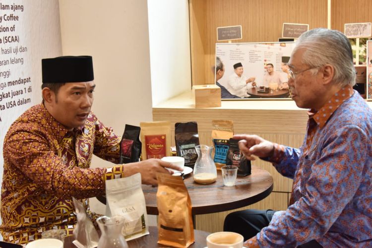 Gubernur Jawa Barat Ridwan Kamil saat berbincang dengan Menteri Perdagangan Enggartiasto Lukita di Gesa Kopi, Jalan Diponegoro, Selasa (19/3/2019) kemarin.   