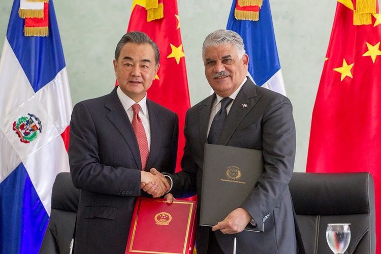 Penasihat Negara sekaligus Menteri Luar Negeri China Wang Yi (kiri) berjabat tangan dengan Menteri Luar Negeri Republik Dominika Miguel Vargas Maldonado usai penandatanganan kesepakatan bilateral di Santo Domingo, Jumat (21/9/2018).