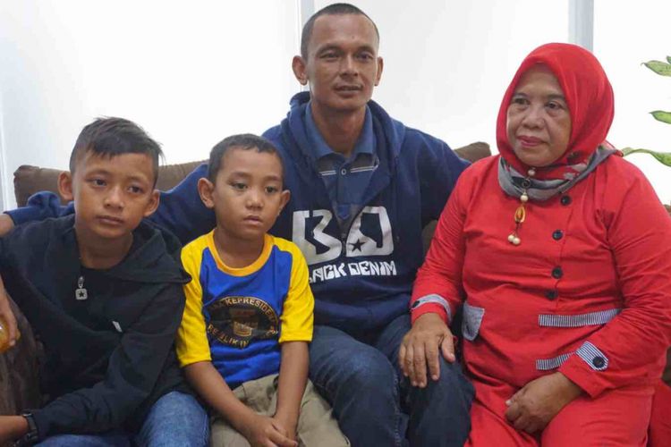 (dari kiri) Aditia, Revan, ayah Aditia, Subandi, dan tante Revan, Syarih pasca tsunami yang merenggut rumah dan anggota keluarga mereka, Selasa (8/1/2019).