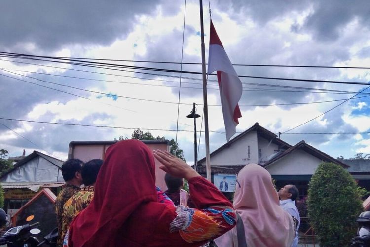 Penggiat Demokrasi yang tergabung dalam Rumah Indonesia saat mengibarkan bendera setengah tiang di halaman Bawaslu DIY