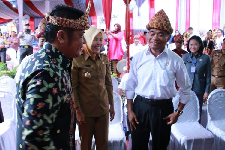 Gubernur Sumsel Herman Deru dan Menteri Pendidikan dan Kebudayaan (Mendikbud) Muhadjir Effendy  saat menghadiri acara  Gebyar Pendidikan dan Kebudayaan Kota Palembang, Senin (4/3/2019).
