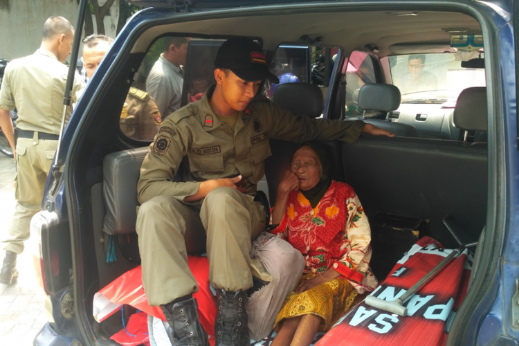 Suminem saat hendak dipulangkan ke daerah asalnya di Sawahan, Kabupaten Nganjuk, Rabu (18/4/2018).