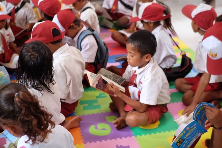 Seorang siswa SD Wee Tame, Sumba Barat asyik membaca di perpustakaan yang dibangun oleh Komunitas 1000 Guru dan KFC Indonesia.