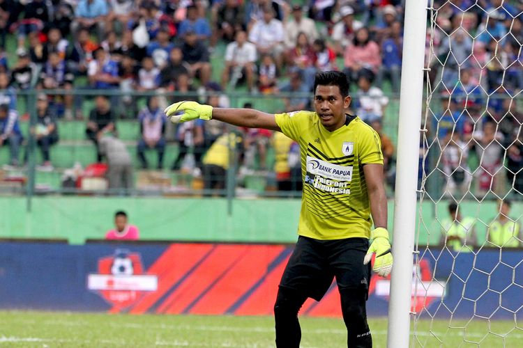 Penjaga gawang Persipura Jayapura, Dede Sulaiman.