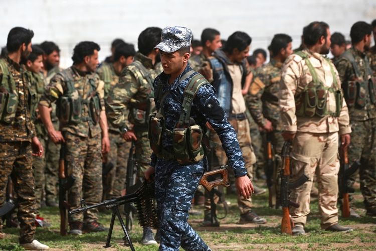 Anggota Pasukan Demokratik Suriah berkumpul di Raqa saat mendengarkan pengumuman pemberangkatan ke Afrin.