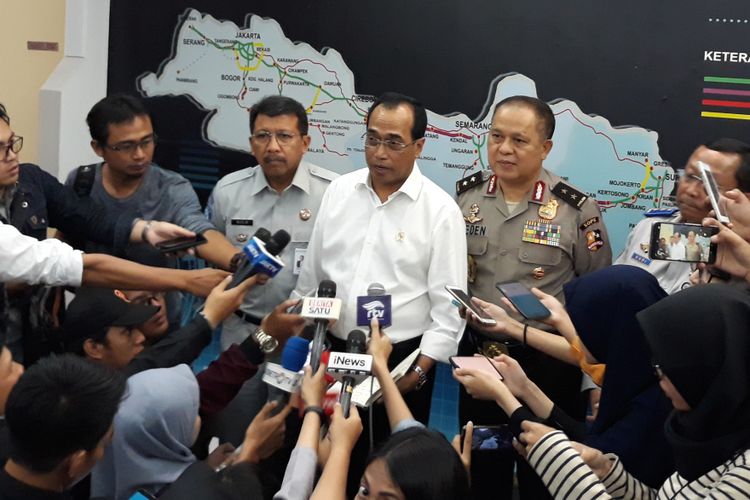 Menteri Perhubungan Budi Karya Sumadi seusai rapat di Gedung NTMC Polri, Cawang, Jakarta Timur, Kamis (14/6/2018).