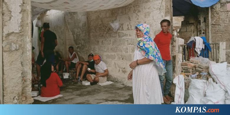 Mencoba Bangkit di Tengah Puing...