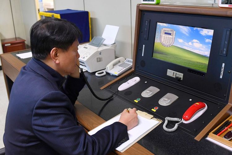 Seorang pejabat Korea Selatan tengah berkomunikasi dengan pihak Korea Utara.