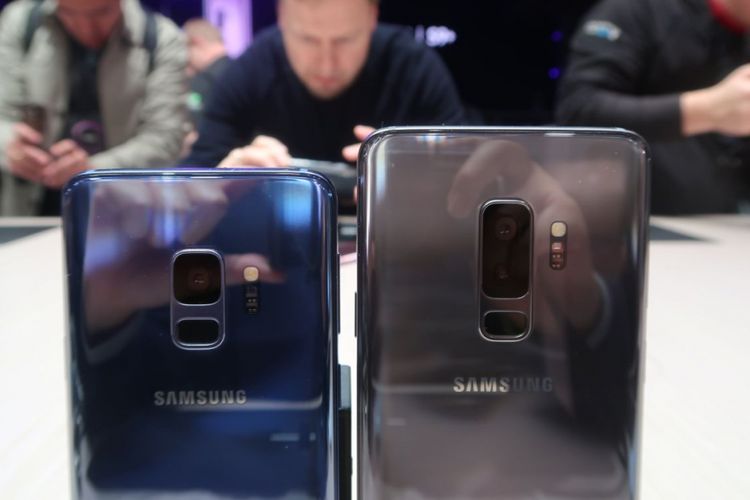 Galaxy S9 (kiri) dan Galaxy S9+ memiliki perbedaan dari sisi ukuran layar, kamera, besar RAM dan memori.