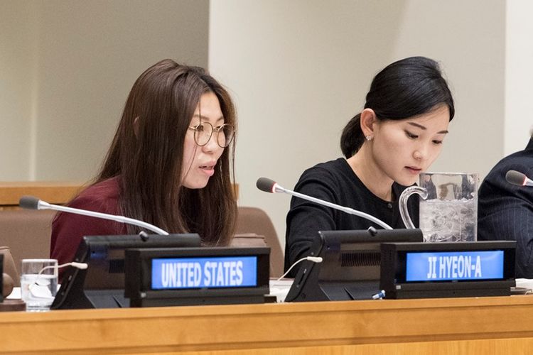 Eks warga Korea Utara, Ji Hyeon A (kiri) menyampaikan kisahnya selama menjadi tahanan di Korea Utara dalam sebuah diskusi di markas PBB di New York, Minggu (10/12/2017).