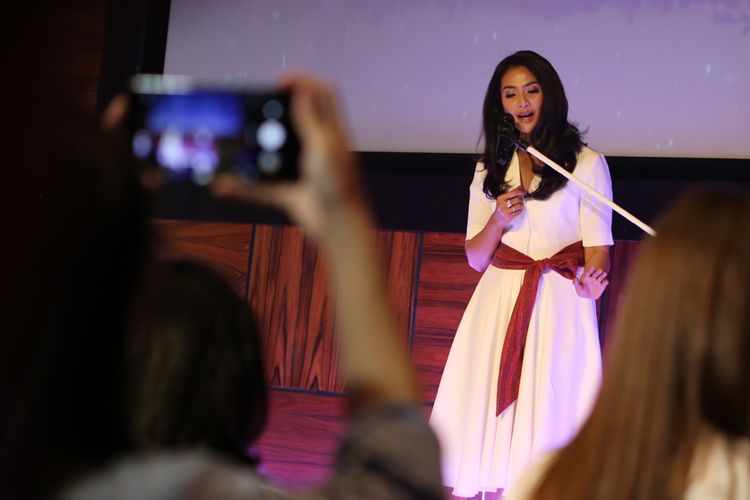 Maudy Koesnaedy saat berpuisi di pembukaan acara peluncuran produk Natur-E Advanced, Anti-Aging Face Series, di kawasan Kemang, Jakarta, Selasa (8/5/2018).