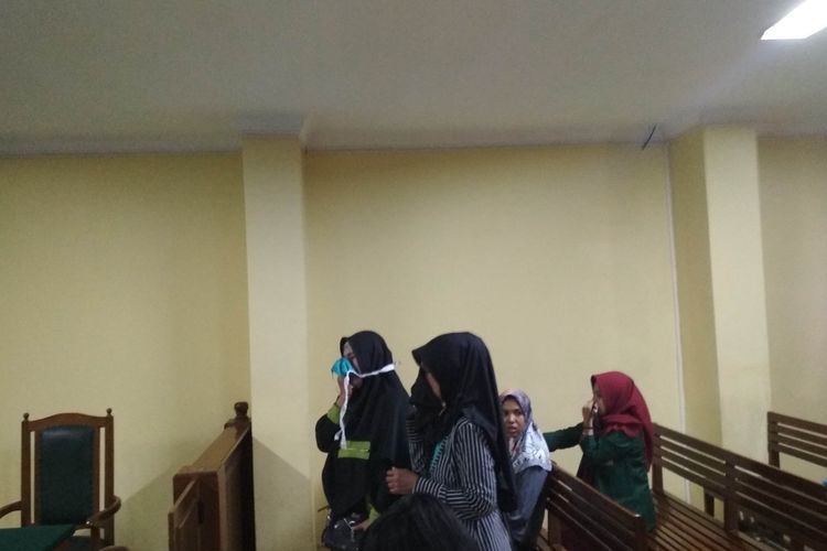 Keluarga Aldama Putra Pongkala, taruna ATKP yang tewas dianiaya seniornya saat mendengar putusan hakim terhadap terdakwa pembunuh anaknya di Pengadilan Negeri Makassar, Rabu (21/8/2019).