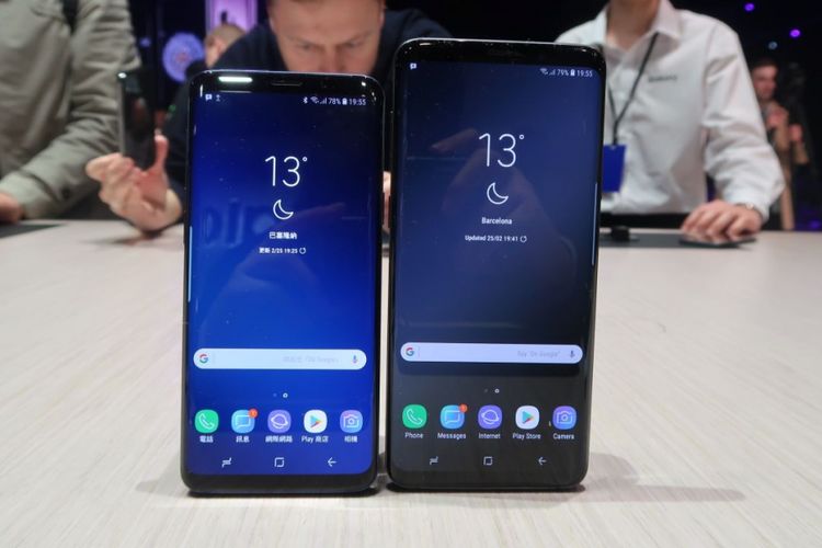 Galaxy S9 (kiri) dan Galaxy S9+ memiliki perbedaan dari sisi ukuran layar, kamera, besar RAM dan memori.
