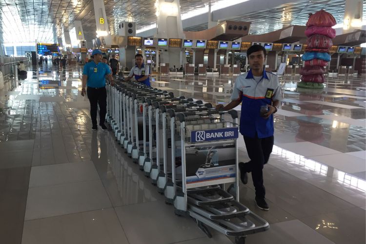 Petugas airport helper yang bertugas di Terminal 3 Bandara Soekarno-Hatta, Tangerang, Jumat (8/9/2017).