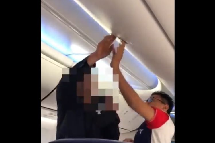 Pria ini tertangkap mencuri laptop seorang penumpang pesawat Malaysia Airlines bernama Faiz Mokhtar di kabin pesawat pada 15 Agustus 2018. (Facebook/Faiz Mokhtar)