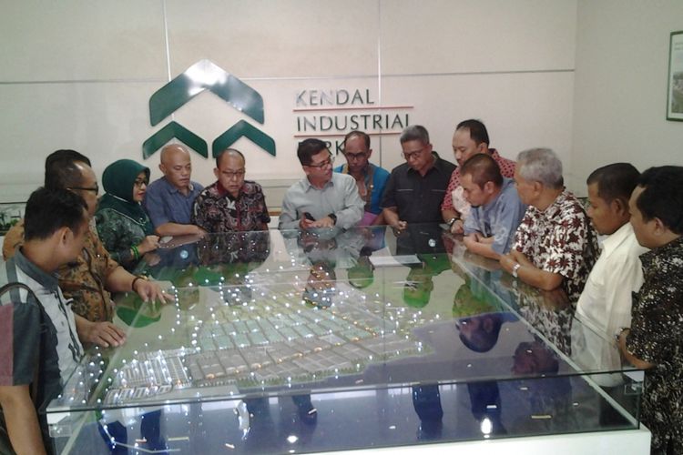 Komisi D DPRD Jawa Tengah, saat mendengarkan penjelasan direktur Jababeka, Djefri Cantono, di Kawasan Industri Kendal (KIK). Kompasproperty/Slamet Priyatin 