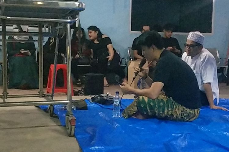 Ifan Seventeen melafalkan ayat-ayat Al Quran untuk mendiang istrinya, Dylan Sahara, danrekannya drummer Seventeen, Andi, di area kargo Bandara Halim Perdanakusuma, Jakarta Timur, Selasa (25/12/2018) dini hari.