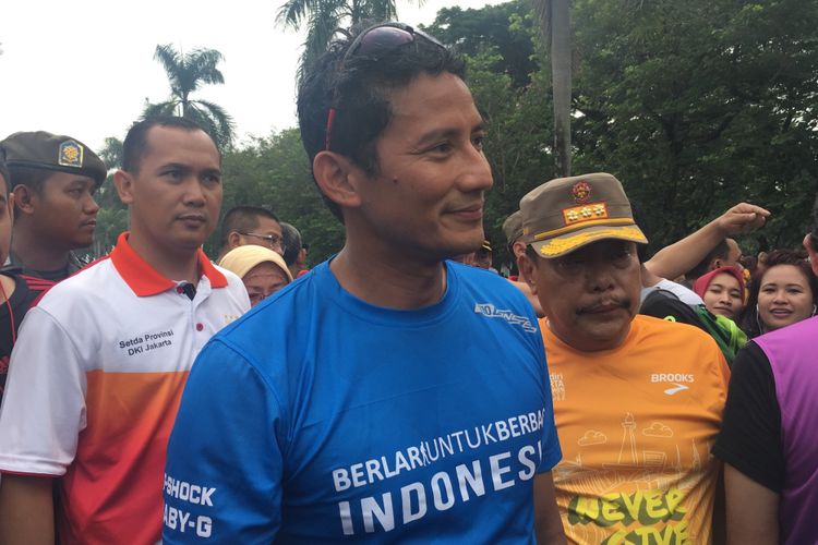 Wakil Gubernur DKI Jakarta Sandiaga Uno selesai mengikuti Jakarta Marathon 2017 di Monumen Nasional, Jakarta, Minggu (29/10/2017).