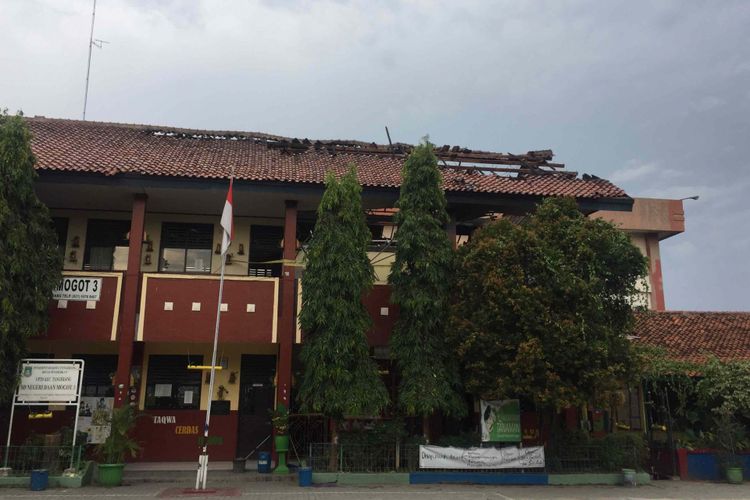 Gedung Sekolah Dasar Negeri Daan Mogot 3, Jalan Daan Mogot, Tangerang, terbakar pada Rabu (21/11/2018) dini hari. Kebakaran mengakibatkan ratusan  rapor milik siswa kelas 1,2, 5, dan 6 serta arsip guru ikut  terbakar. 