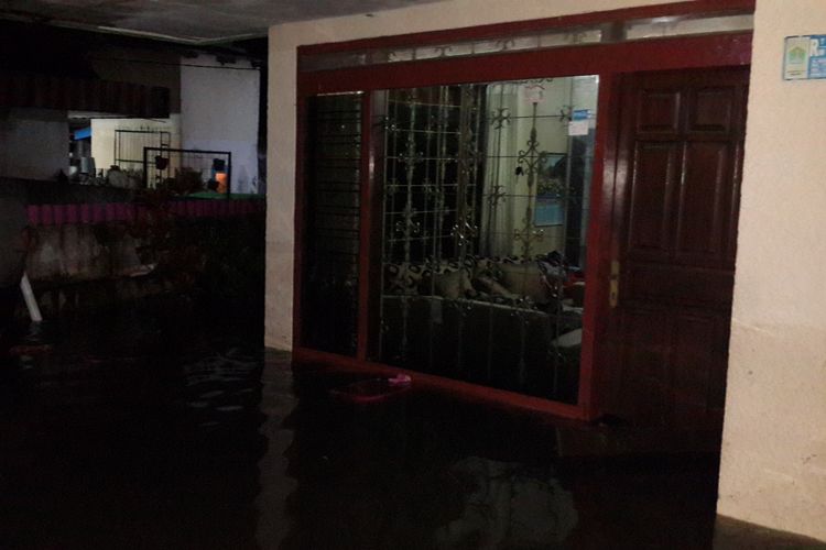 Salah satu rumah yang terendam banjir di Jalan Kedawung gang 1 Kota Malang, Kamis (28/3/2019). Rumah itu ditinggal pemiliknya mengungsi akibat masih terendam.