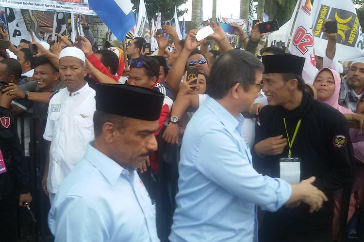 Pembina partai Gerindra Hashim Djojohadikusumo saat menyapa peserta kampanye di Lapangan Pasir Putih, Pangkal Pinang, Kamis (4/4/2019).