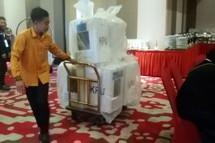 Petugas saat membawa kotak suara dalam sidang pleno terbuka KPU Kepulauan Bangka Belitung di hotel di Pangkal Pinang.