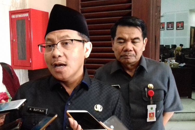 Wali Kota Malang Sutiaji saat diwawancara usai rapat paripurna di Gedung DPRD Kota Malang, Senin (17/6/2019) 